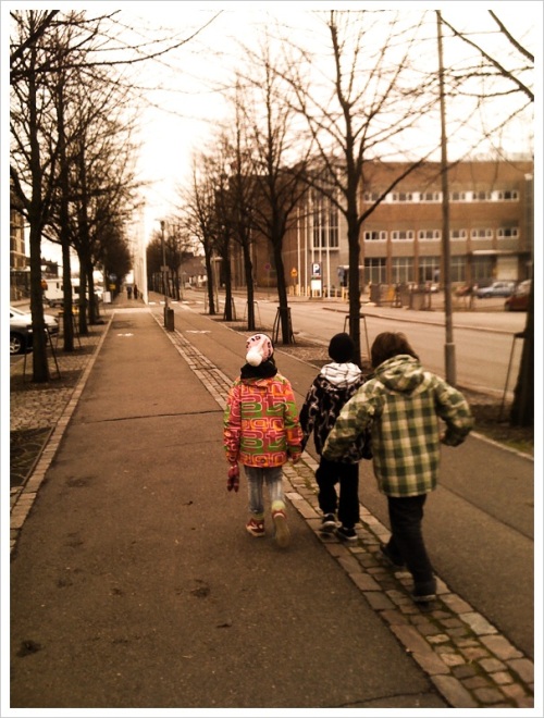Max, Aatu and Eevi walking down the street to his mom's apartment.
